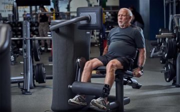 Een man op een eGym apparaat