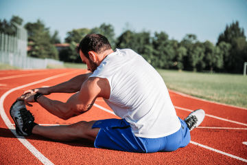 Een man aan het stretchen om flexibiliteit te verbeteren